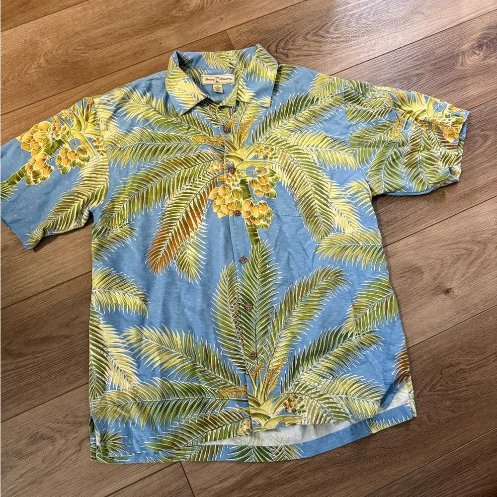 Tommy Bahama men’s button down shirt